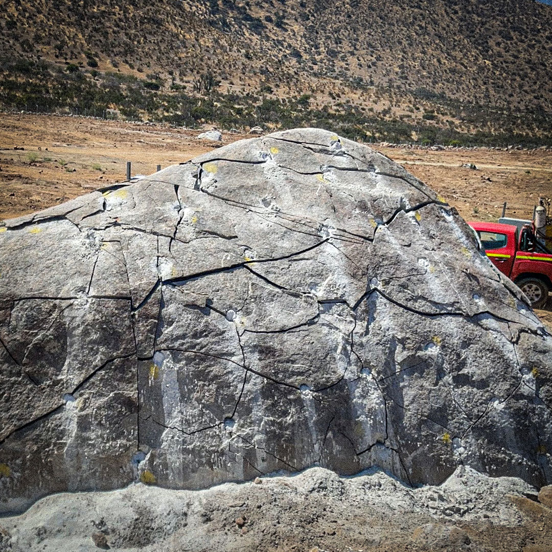 Roca fragmentada con Cemento Expansivo DEMOX